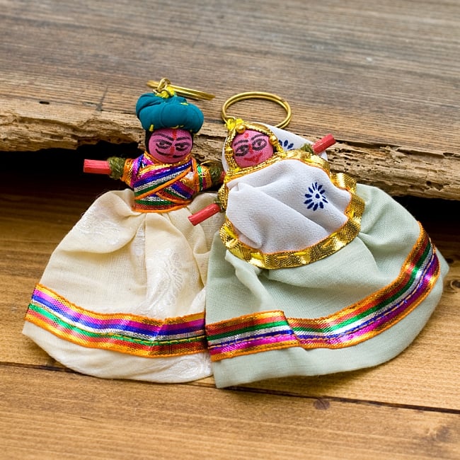 インドのお人形 ペアキーホルダー【アソート】の写真1枚目です。ラジャスタンの手作りお人形キーホルダーですハンドメイド,人形,ラジャスタン,キーホルダー