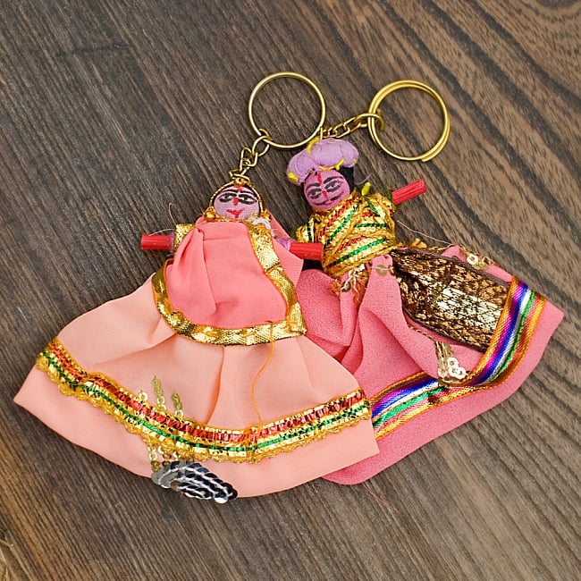 インドのお人形 ペアキーホルダー【ピンク・紫・赤系アソート】 2 - 2人セットで並ぶとより可愛いですね