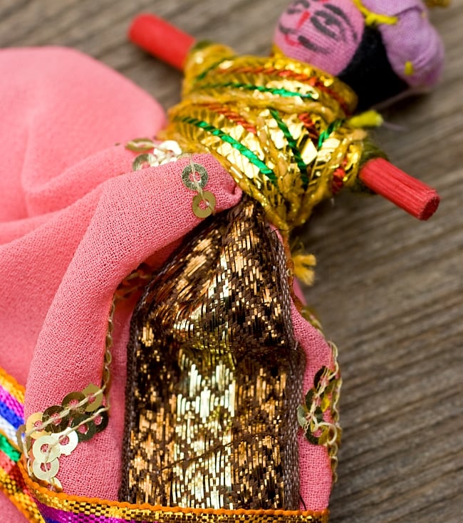 インドのお人形 ペアキーホルダー【ピンク・紫・赤系アソート】 6 - 装飾がとても可愛いですね！手作りなので衣装や装飾は一点ずつ異なります