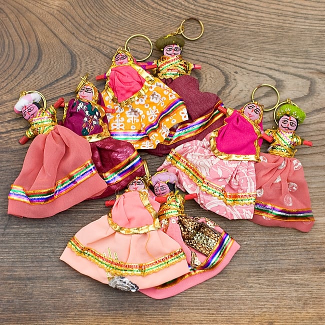 インドのお人形 ペアキーホルダー【ピンク・紫・赤系アソート】 9 - アソート例です。1点1点手作りの為、お人形の顔や衣装はそれぞれ異なります。