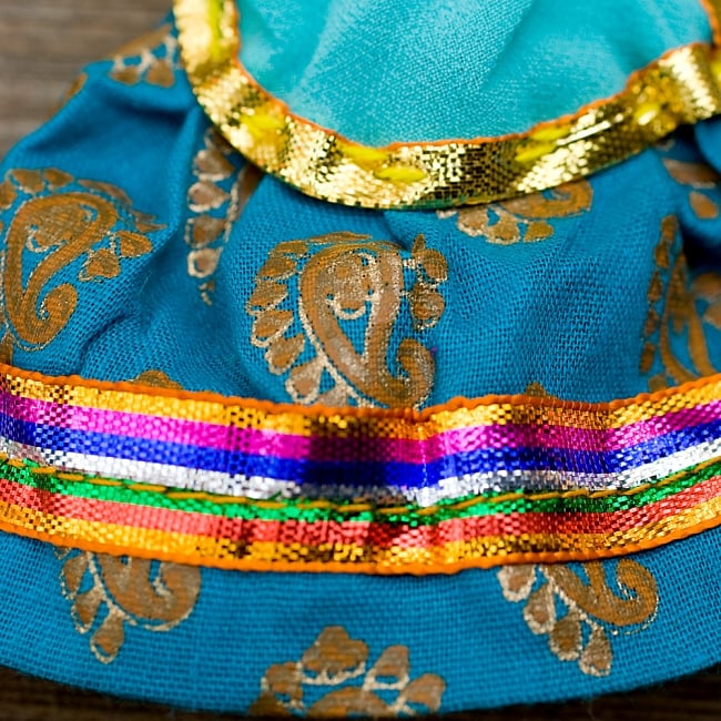 インドのお人形 ペアキーホルダー【青・緑系アソート】 5 - 装飾がとても可愛いですね！手作りなので衣装や装飾は一点ずつ異なります
