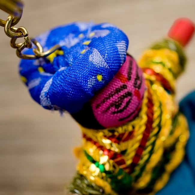 インドのお人形 ペアキーホルダー【青・緑系アソート】 6 - 装飾がとても可愛いですね！手作りなので衣装や装飾は一点ずつ異なります