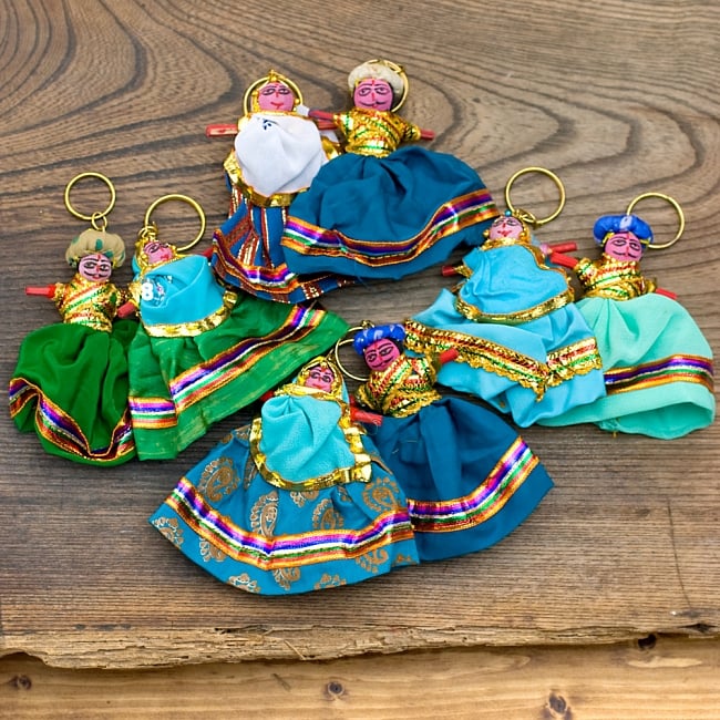 インドのお人形 ペアキーホルダー【青・緑系アソート】 9 - アソート例です。1点1点手作りの為、お人形の顔や衣装はそれぞれ異なります。