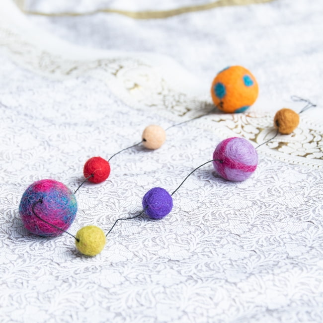 フェルトボールのコスモハンギング - 50cm 4 - 色々な色の組み合わせが温かいです。