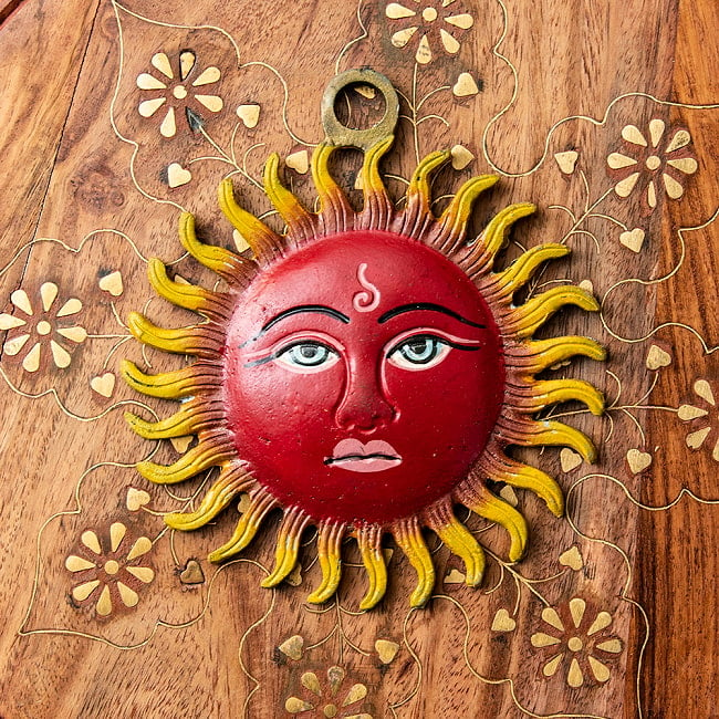 スーリャのハンドペイント ハンギング 直径11cm程度の写真1枚目です。太陽神スーリャをモチーフにしたハンギングです。ハンギング,スーリヤ,スーリャ,太陽神,壁飾り