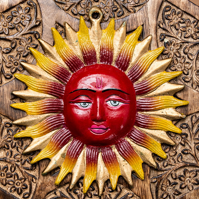 スーリャのハンドペイント ハンギング 直径17cm程度の写真1枚目です。太陽神スーリャをモチーフにしたハンギングです。ハンギング,スーリヤ,スーリャ,太陽神,壁飾り