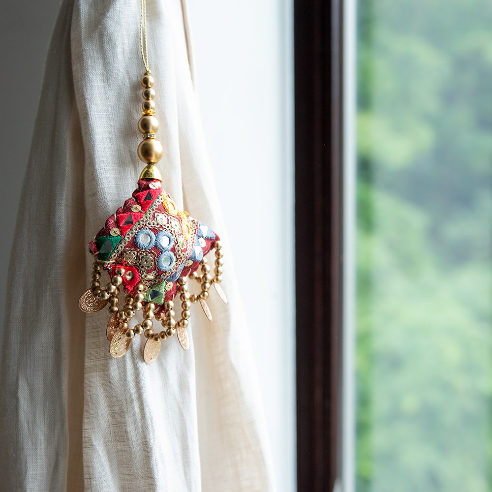 インドのきらめくタッセル　カラフル1連5枚目の説明写真です