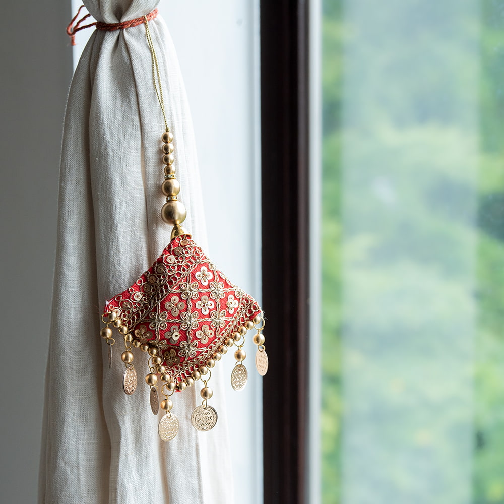 インドのきらめくタッセル　フラワー1連5枚目の説明写真です