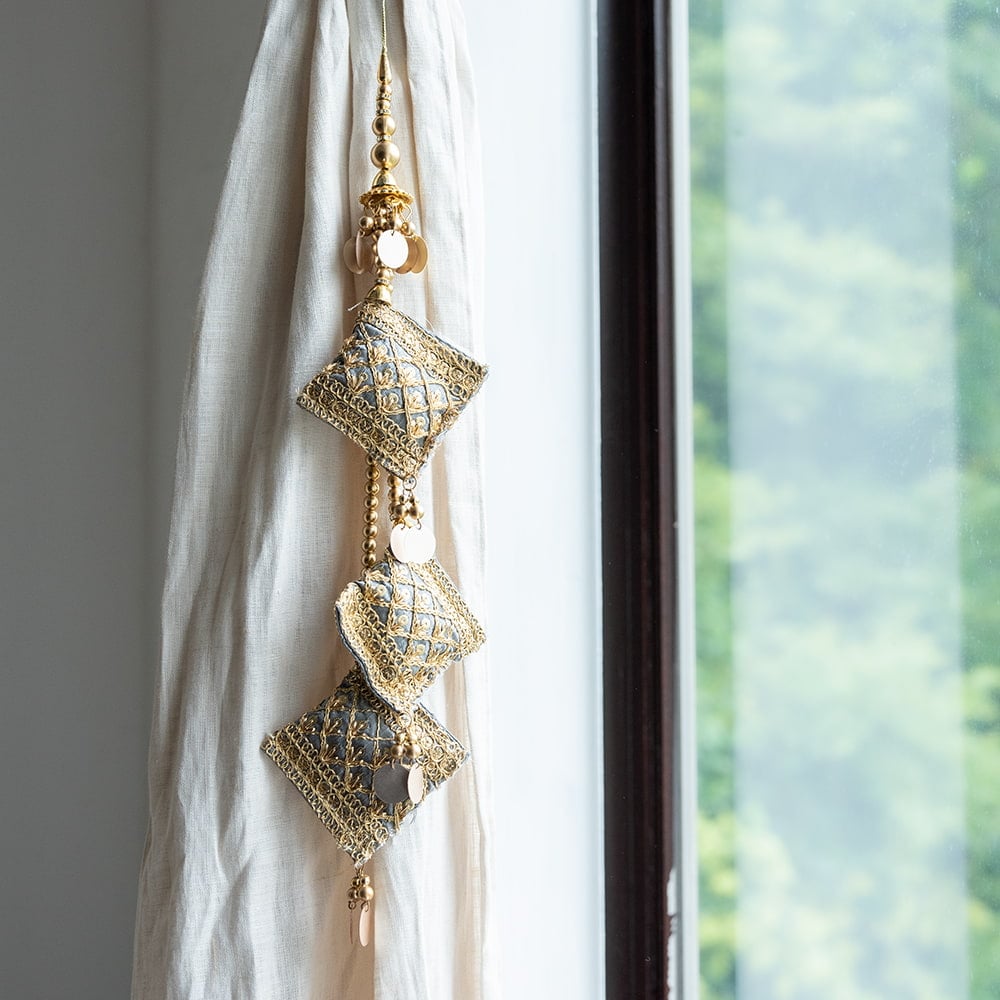 インドのきらめくタッセル　格子模様3連5枚目の説明写真です