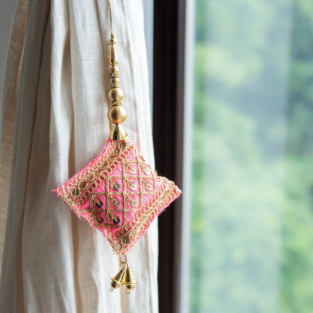 インドのきらめくタッセル　格子模様1連5枚目の説明写真です