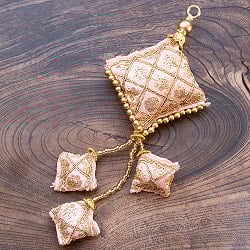 インドのきらめくタッセル　格子模様と3つのタッセル - サブ2