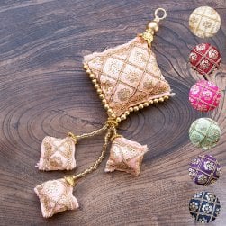 インドのきらめくタッセル 格子模様と3つのタッセル