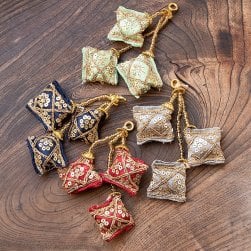 インドのきらめくタッセル 格子模様のミニ3連