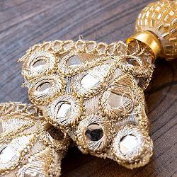 インドのきらめくタッセル　ゴールドカラーの扇タッセル - サブ2