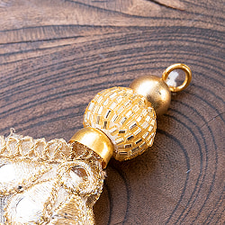 インドのきらめくタッセル　ゴールドカラーの扇タッセル - サブ3