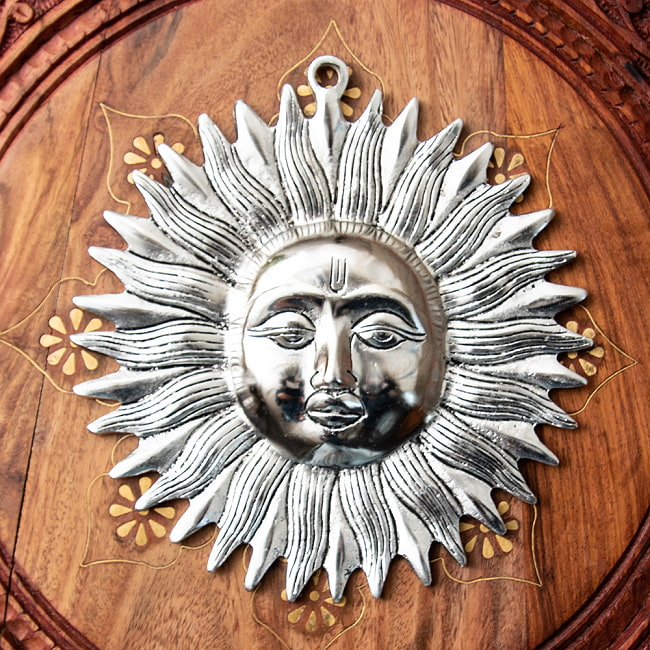 スーリャの円盤型ハンギング 直径16cm程度の写真1枚目です。太陽神スーリャをモチーフにしたハンギングです。ハンギング