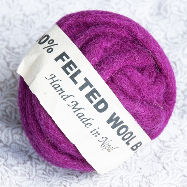 フェルトウールボール - ディープパープルの写真1枚目です。手芸などへお使いいただける、フェルトウールボールです。(巻かれている紙は付いていない場合がございます。)フェルト,ウール,フェルトウールボール,刺繍糸,手芸