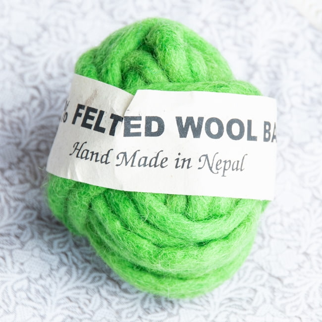 フェルトウールボール - イエローグリーンの写真1枚目です。手芸などへお使いいただける、フェルトウールボールです。(巻かれている紙は付いていない場合がございます。)フェルト,ウール,フェルトウールボール,刺繍糸,手芸