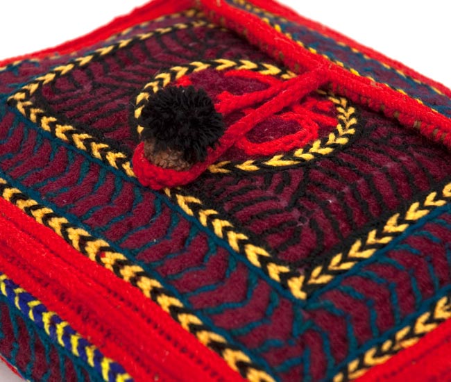 サドゥーが手作り!作りのしっかりしたバババッグ - 赤 4 - 生地のアップです。丁寧に刺繍されています