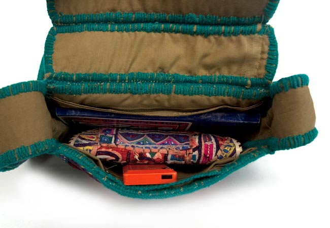 サドゥーが手作り!作りのしっかりしたバババッグ - 赤 5 - 携帯やお財布などを入れてみました。なお、中の生地の色は写真と事なる場合がございます