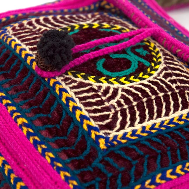 サドゥーが手作り!作りのしっかりした長めのバババッグ - ピンク 4 - 生地のアップです。丁寧に刺繍されています