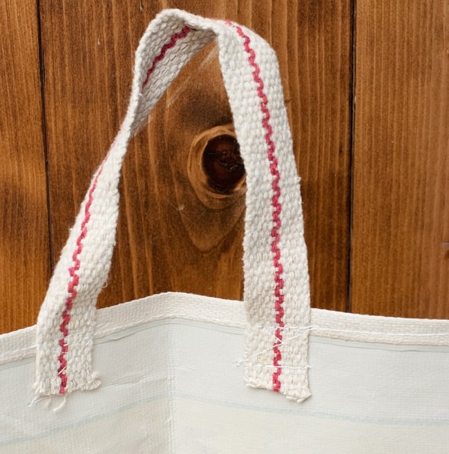 マサラ帆布バッグ[シャー・ルク・カーン] 6 - 帆布の裏にはビニールがラミネートされ、防水加工が施されています。持ち手のデザインは多少異なる場合がございます