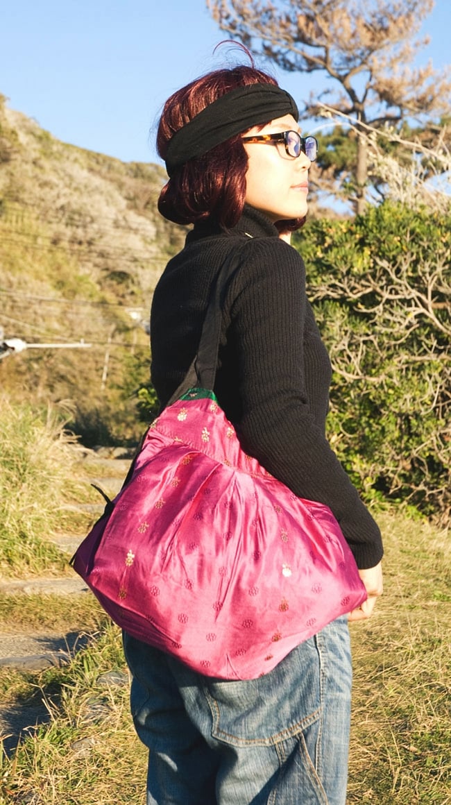 オールドシルクサリーのジッパー付き肩掛けバッグ - えんじ・赤系 7 - 以下は同ジャンル品の写真となります。モデルさんの着用写真です。
