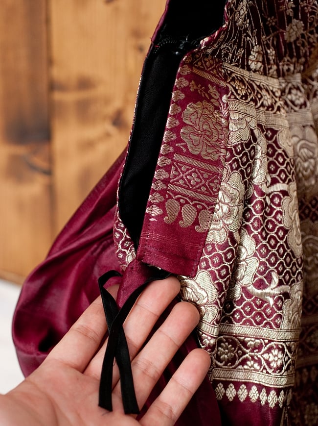 オールドシルクサリーのジッパー付き肩掛けバッグ - 黒・グレー系 10 - サイドはスリットが入っていて、こちらの紐で調整できます。