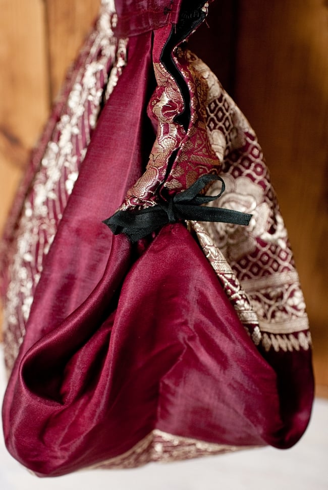 オールドシルクサリーのジッパー付き肩掛けバッグ - 黒・グレー系 11 - 紐を引くことでシルエットが変わります