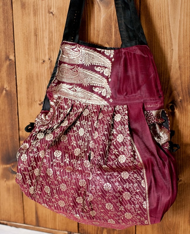 オールドシルクサリーのジッパー付き肩掛けバッグ - 黒・グレー系 12 - 紐を引いた状態の写真です。このように丸みを帯びたシルエットに変えることができます。