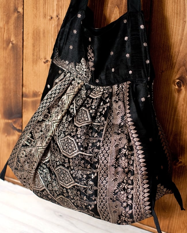 オールドシルクサリーのジッパー付き肩掛けバッグ - 黒・グレー系 2 - 拡大写真です