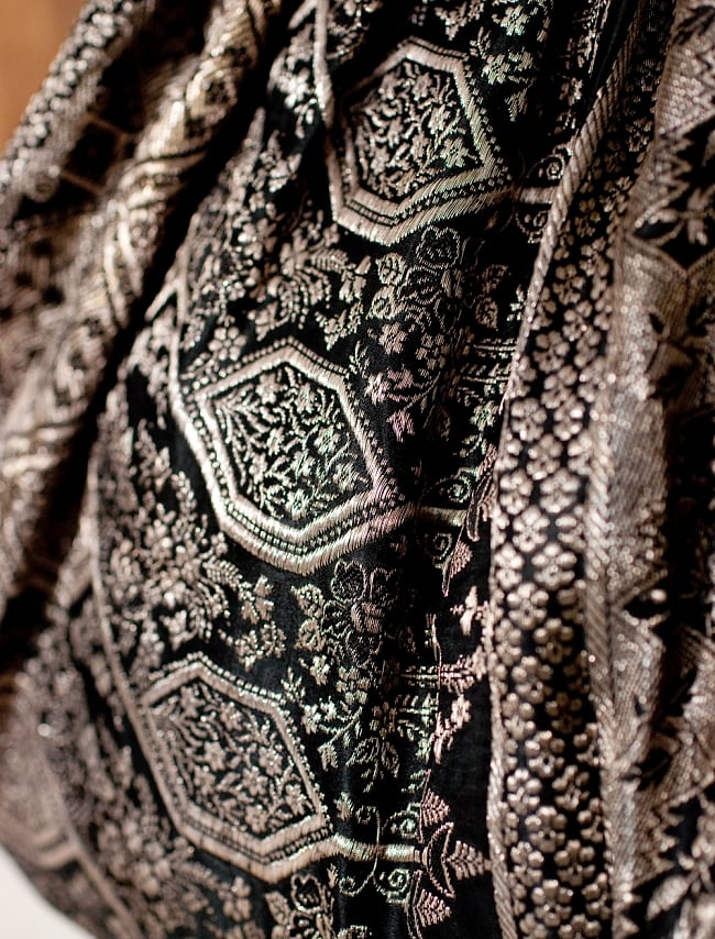 オールドシルクサリーのジッパー付き肩掛けバッグ - 黒・グレー系 3 - インドらしい雰囲気がたまらないサリー生地です