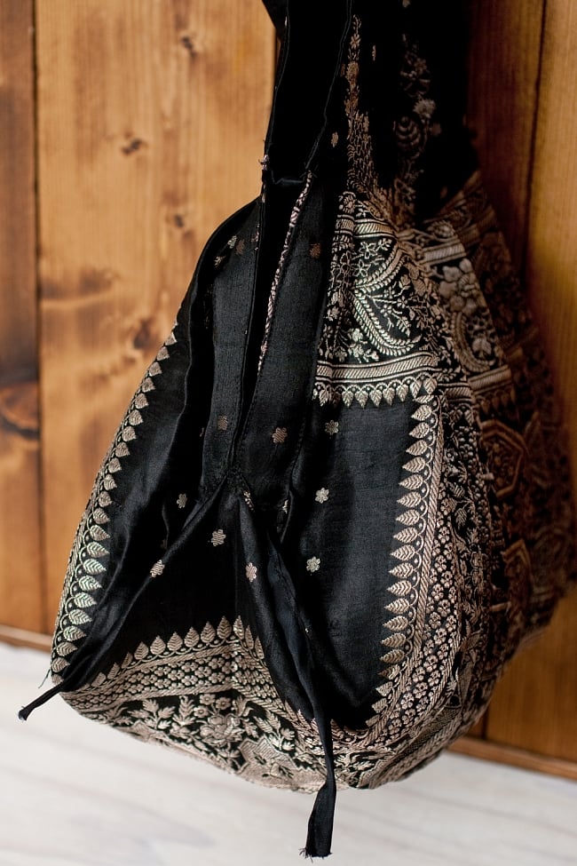 オールドシルクサリーのジッパー付き肩掛けバッグ - 黒・グレー系 4 - 横からの写真です