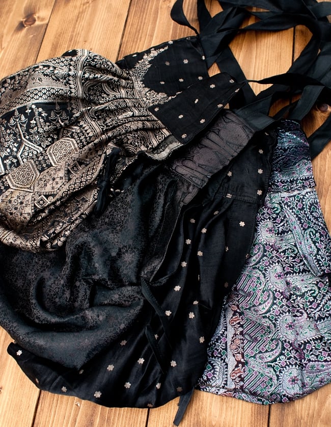 オールドシルクサリーのジッパー付き肩掛けバッグ - 黒・グレー系 6 - こちらは、類似した色合いをまとめたアソート品となります。このような中から当店で一点をお選びして、発送させていただきます。