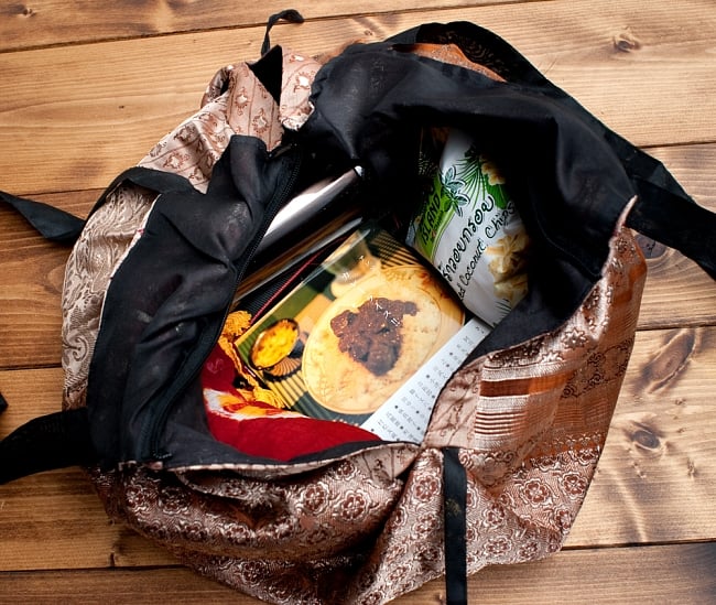 オールドシルクサリーのジッパー付き肩掛けバッグ - 黒・グレー系 8 - 普段使いに十分な収納力があります