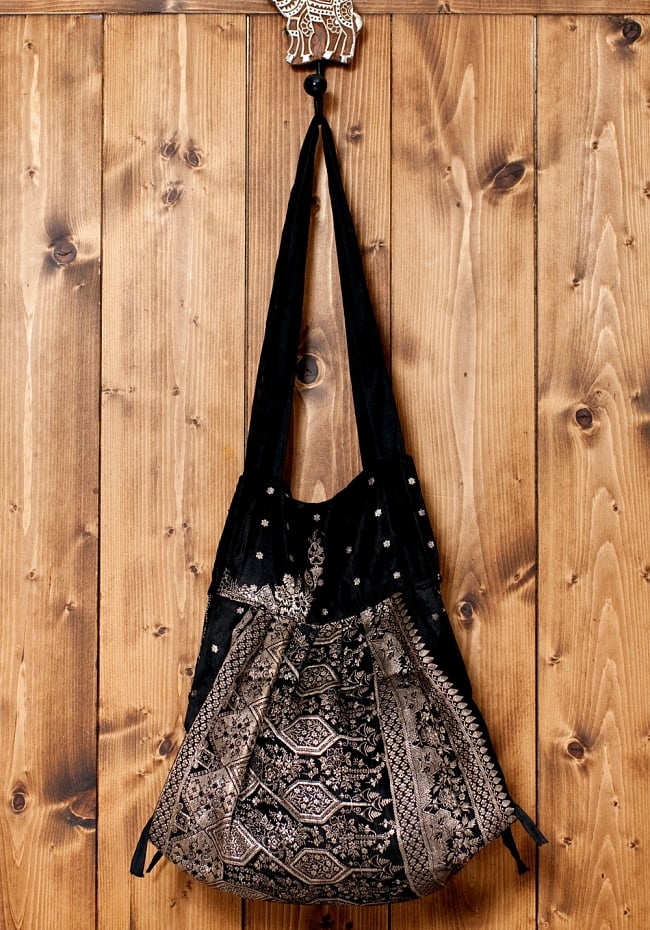 オールドシルクサリーのジッパー付き肩掛けバッグ - 黒・グレー系の写真オールド サリー,サリー,肩掛けバッグ,ショルダーバッグ,唐草,更紗,ペイズリー,アラベスク