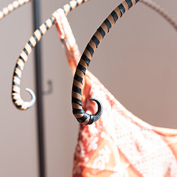 インダストリアルな雰囲気に　インドのアイアンハンガー　レザータイプ - サブ2