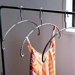 インダストリアルな雰囲気に　インドのアイアンハンガー　レザータイプ - サブ3