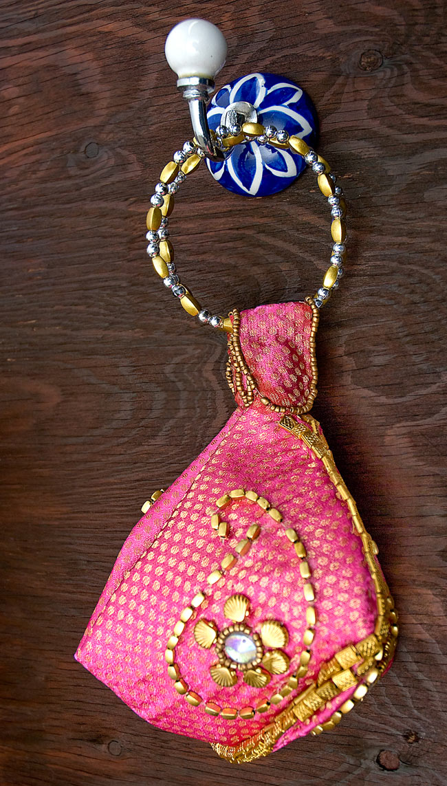 アジアンデザインの壁掛けフック - ラウンド型 5 - 小さなバッグを吊るしてみました。