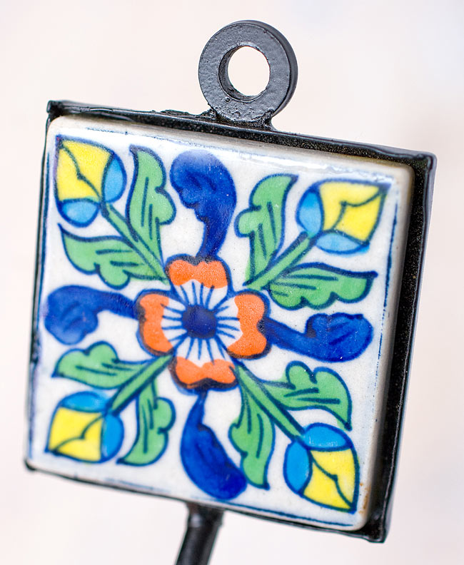 ジャイプールポッタリーの壁掛けフック - スクエア 3 - 可愛いデザインですね。