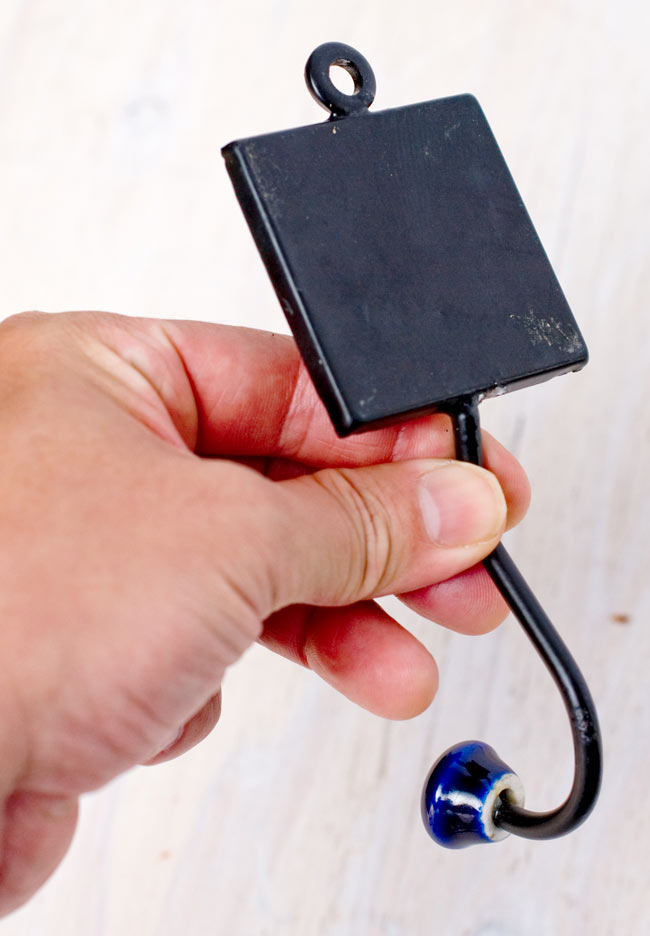 ジャイプールポッタリーの壁掛けフック - スクエア 4 - 裏面はこのようになっています。上部の引掛けの穴は7mm程度になっていますので、ねじの頭などに簡単にかけられるようになっています。