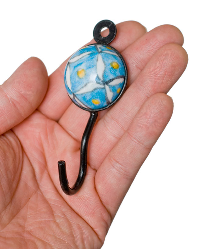 アジアンデザインの壁掛けフック - 小型ラウンド 3 - 手に取るとこれくらいの大きさです。