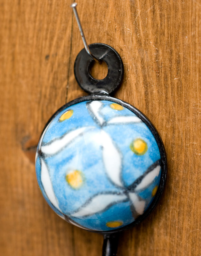 アジアンデザインの壁掛けフック - 小型ラウンド 4 - 5mmほどの穴がありますので、釘の頭などに簡単に引っ掛けられるようになっています。