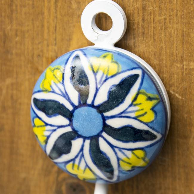 アジアンデザインの壁掛けフック ラウンド - ジャイプルフラワー 2 - ハンドペイントがキュートです