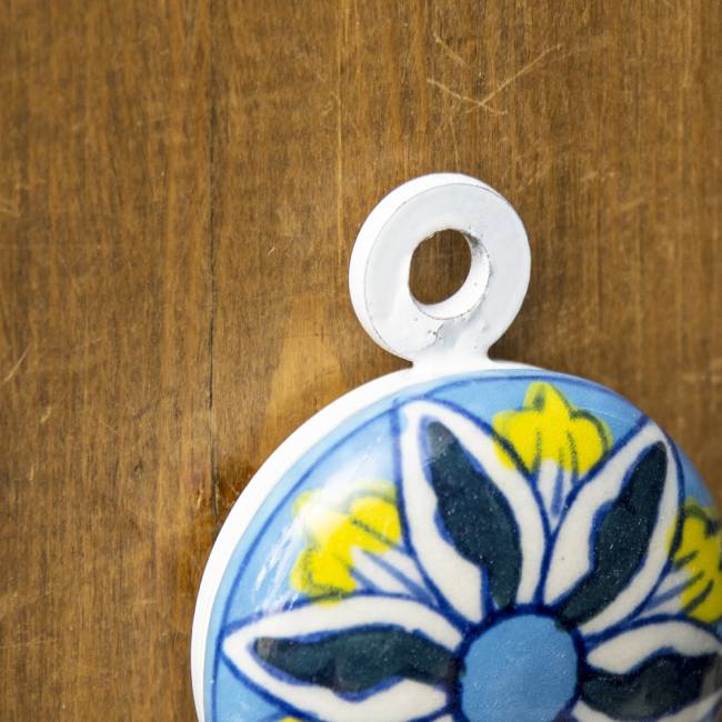 アジアンデザインの壁掛けフック ラウンド - ジャイプルフラワー 4 - 5mmほどの穴がありますので、釘の頭などに簡単に引っ掛けられるようになっています。