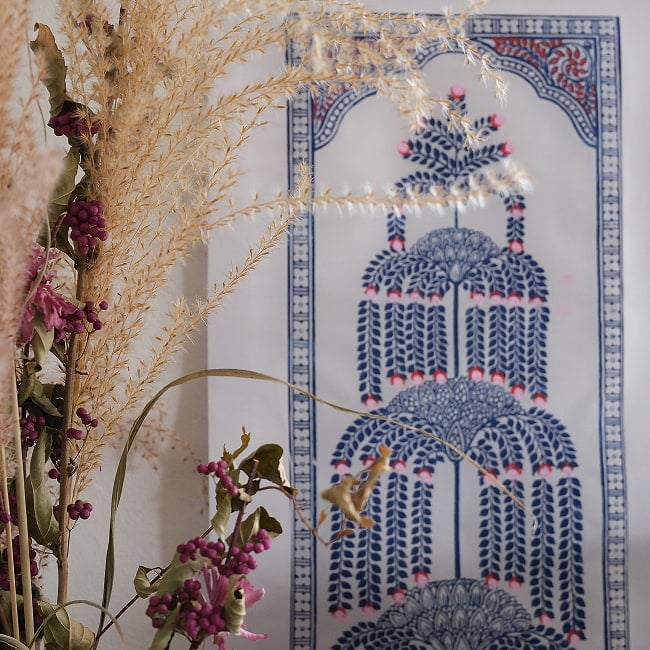 生命の樹 - オディシャ州の伝統絵画 パタチトラ　インドの神話と自然を描いた細密アート【1点物】 12 - 壁に飾ってみました