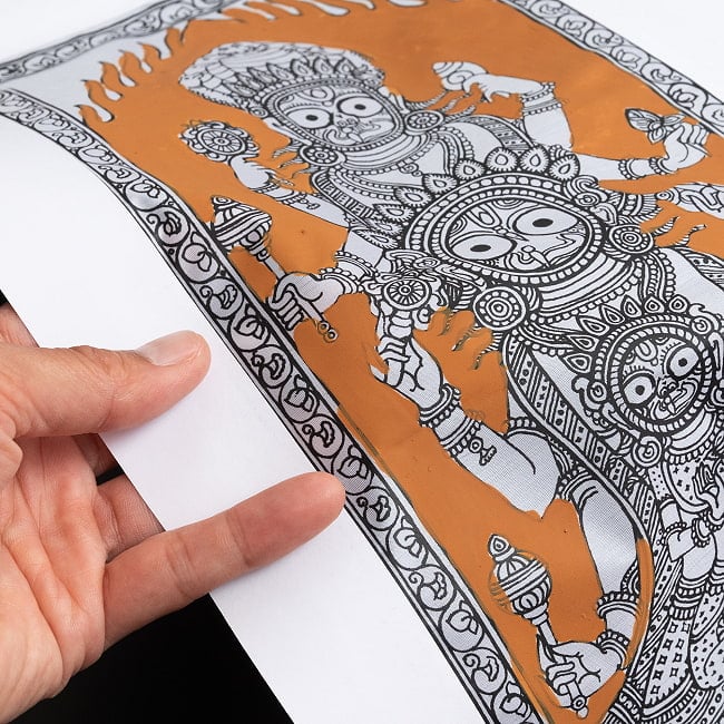ジャガンナート - オディシャ州の伝統絵画 パタチトラ インドの神話と自然を描いた細密アート【1点物】 11 - 壁に飾ってみました
