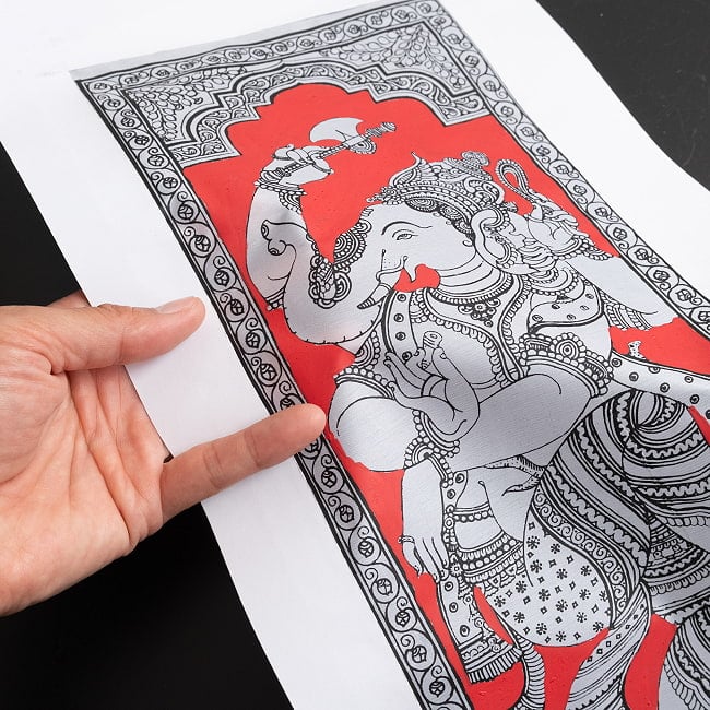 ガネーシャ - オディシャ州の伝統絵画 パタチトラ インドの神話と自然を描いた細密アート【1点物】 11 - 壁に飾ってみました
