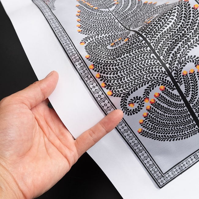 - オディシャ州の伝統絵画 パタチトラ インドの神話と自然を描いた細密アート【1点物】 12 - 壁に飾ってみました