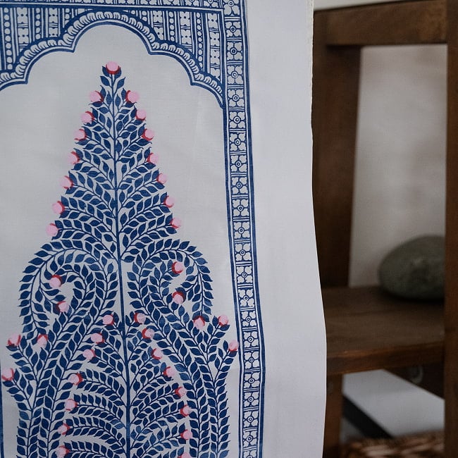 生命の樹 - オディシャ州の伝統絵画 パタチトラ インドの神話と自然を描いた細密アート【1点物】 11 - 壁に飾ってみました